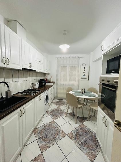 Apartament cu 3 camere decomandat, mobilat în Calea Moroieni