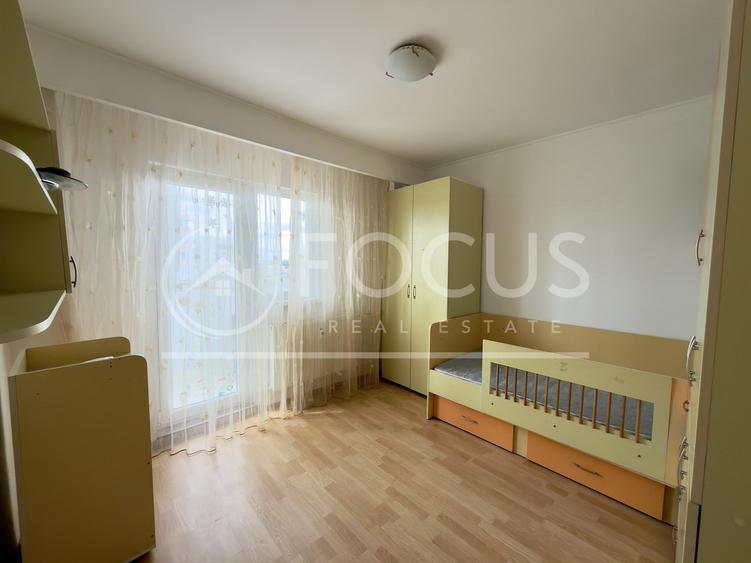 Apartament cu 3 camere semidecomandat, mobilat în Tei