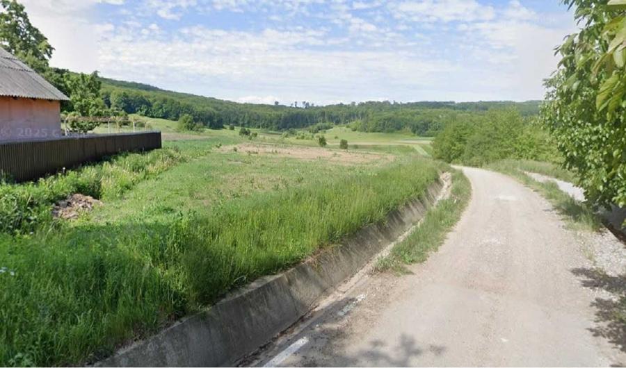 Teren de 4300 mp, în Adâncata