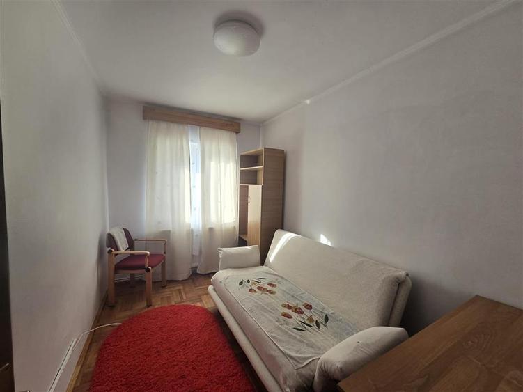 Apartament cu 3 camere decomandat, mobilat în Central