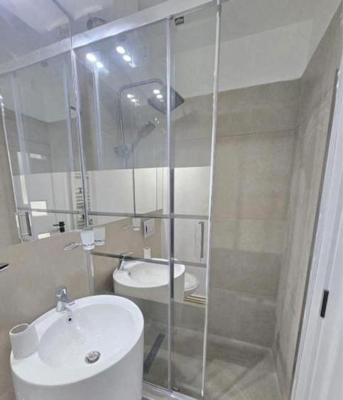 Apartament cu 3 camere semidecomandat, mobilat în Sat Vacanță
