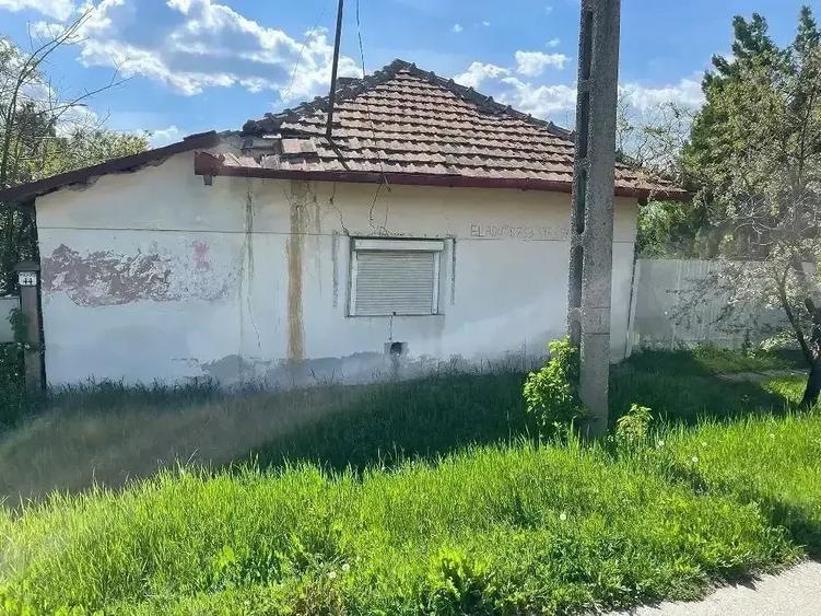 Casă cu 3 camere cu Teren 1352 Mp în Oveselu