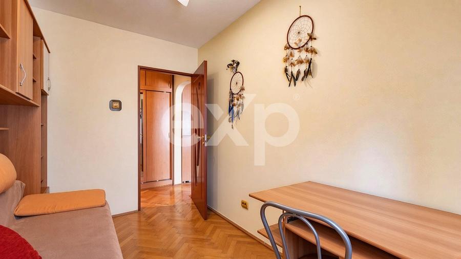 Apartament cu 3 camere decomandat, mobilat în Girocului