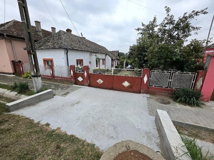 Casă cu 4 camere cu Teren 1900 Mp în Poiana Mare