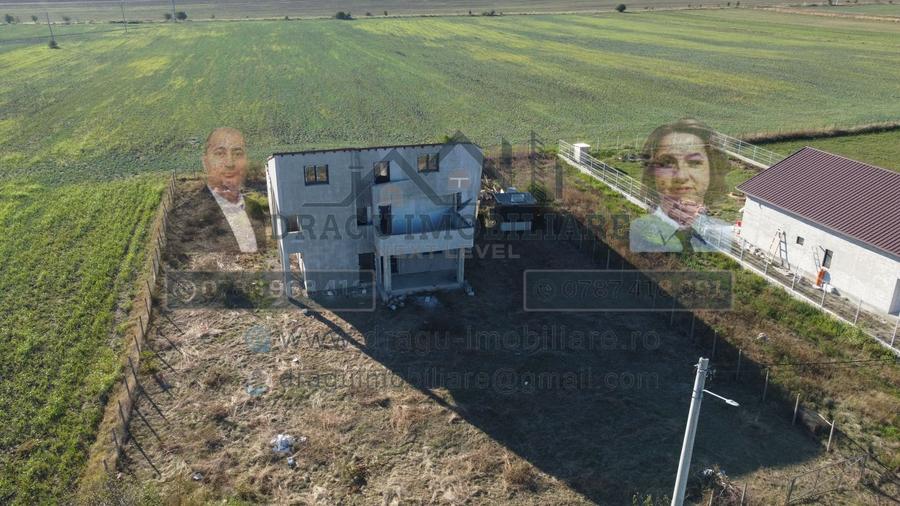 Casă individuală cu 8 camere cu Canalizare în Munteni