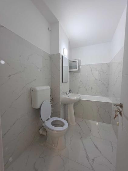 Apartament cu 3 camere semidecomandat în Colentina