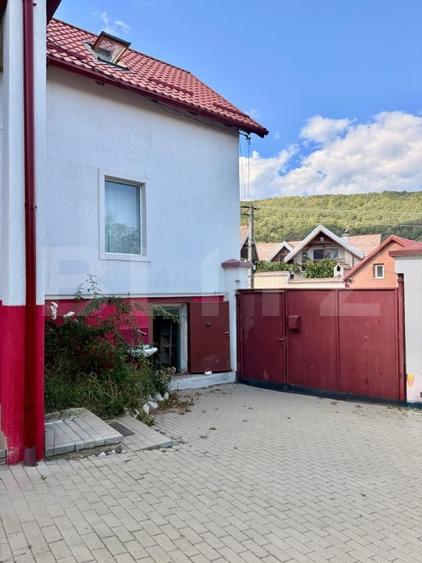 Casă individuală cu 6 camere cu Canalizare în Codlea
