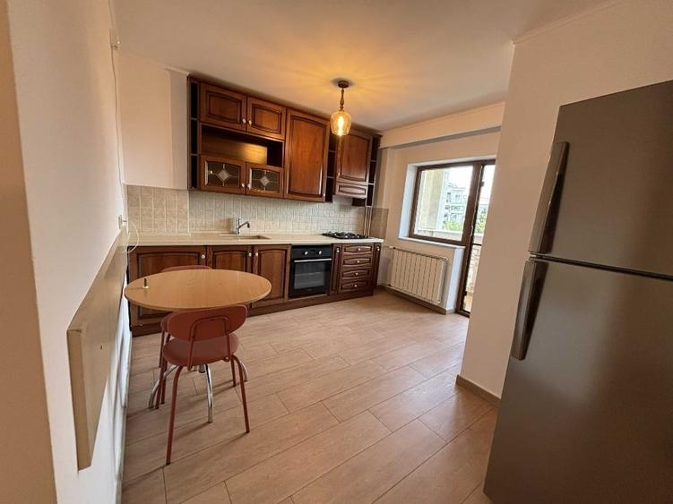 Apartament cu 3 camere decomandat în Libertății