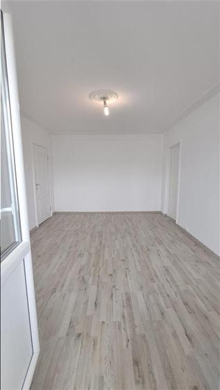 Apartament cu 3 camere semidecomandat în Alexandru cel Bun