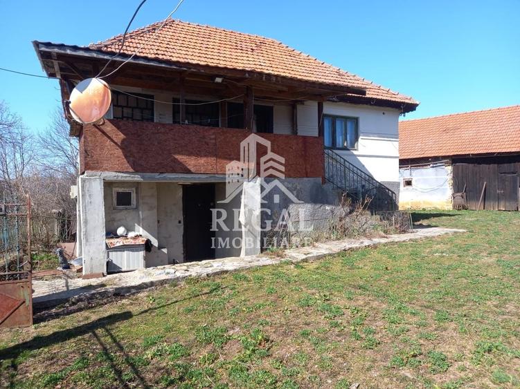 Casă individuală cu 6 camere cu Canalizare în Cerișor