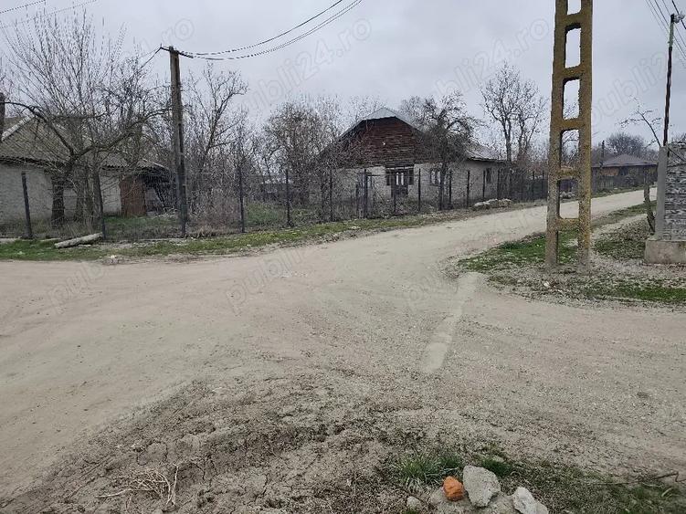 Casă cu Teren 1700 Mp în Băbăița