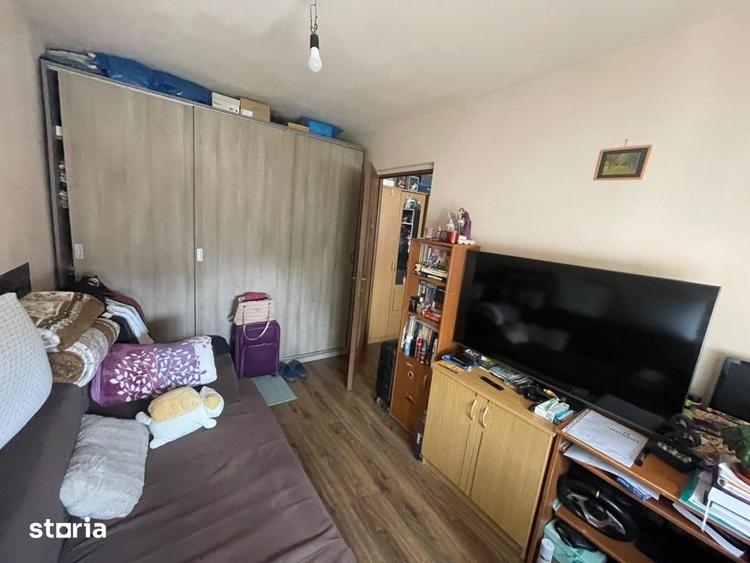 Apartament cu 3 camere semidecomandat, mobilat în Valea Rosie