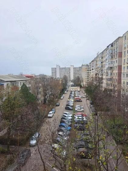 Apartament cu 3 camere decomandat în Casa de Cultură