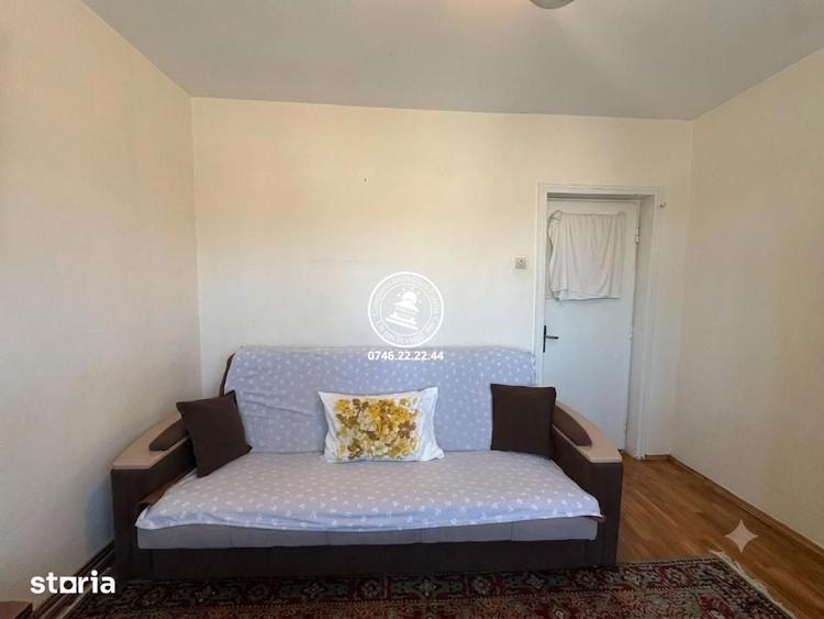 Apartament cu 3 camere semidecomandat în Podu Roș