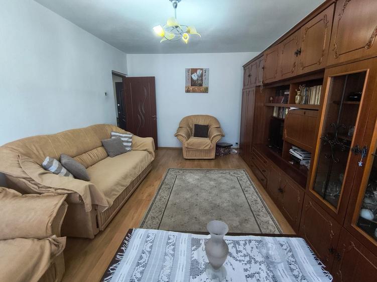 Apartament cu 3 camere decomandat în Dacia