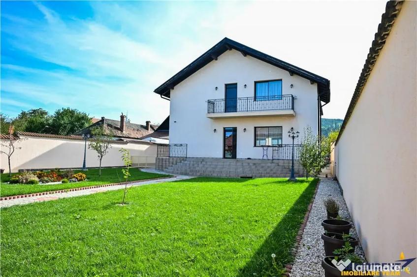 Casă cu 5 camere cu Teren 965 Mp în Central