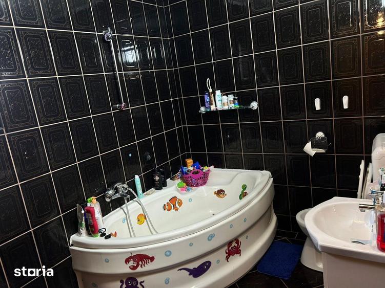 Casă cu 5 camere cu Canalizare în Central