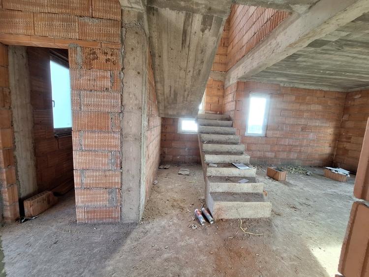 Casă individuală cu 5 camere cu Canalizare în Giarmata