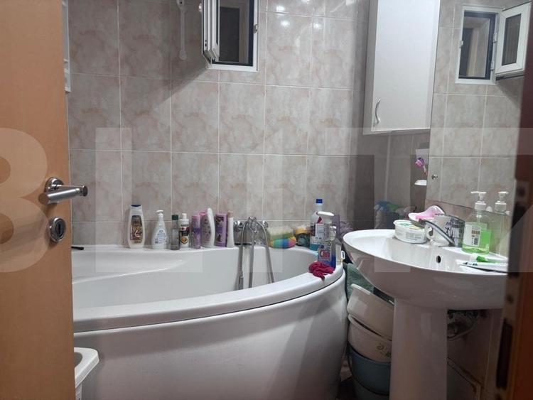 Apartament cu 3 camere semidecomandat, mobilat în Lipovei