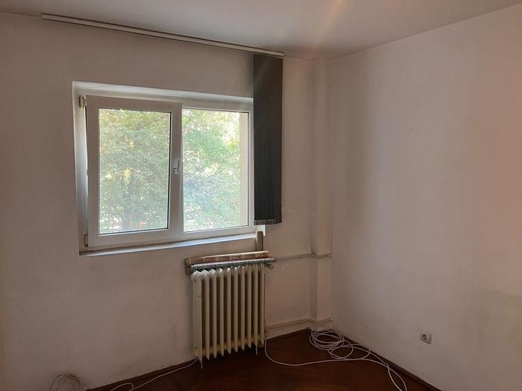 Apartament cu 4 camere semidecomandat în Moșilor