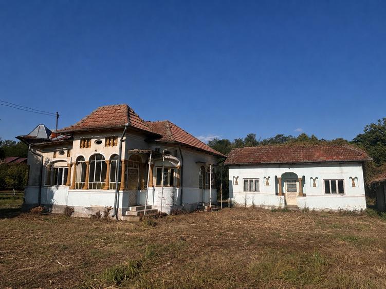 Casă individuală cu 7 camere cu Teren 2109 Mp în Cioboți