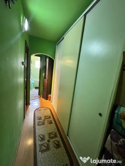 Apartament cu 3 camere semidecomandat în Craiovița Nouă