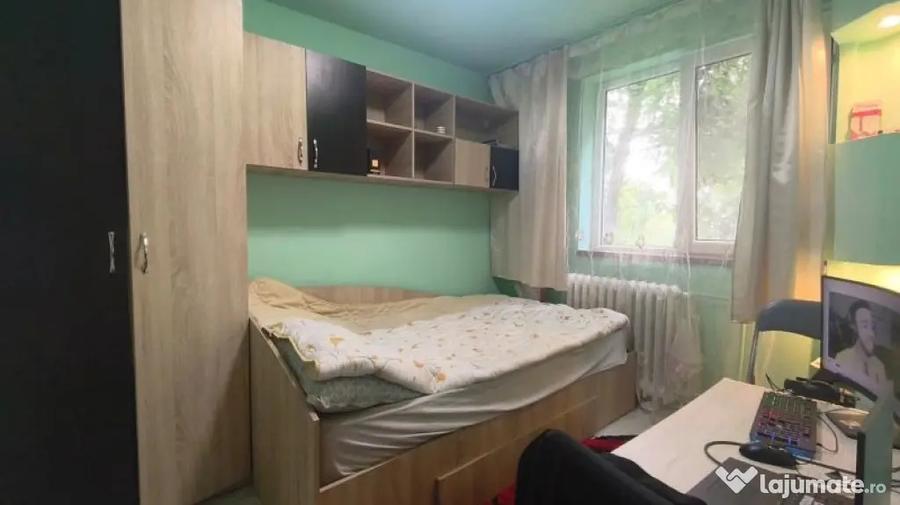 Apartament cu 3 camere semidecomandat în Central