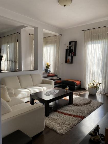Casă individuală cu 9 camere cu Teren 521 Mp în Bucium