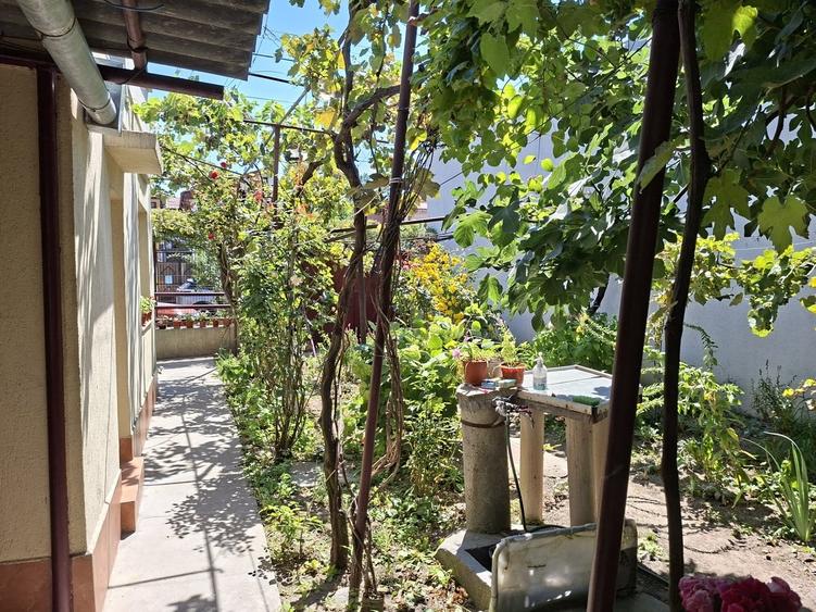 Casă cu 6 camere cu Teren 150 Mp în Nord