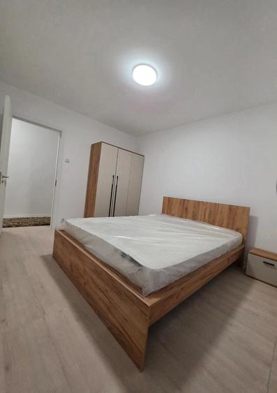 Apartament cu 3 camere semidecomandat în Colentina