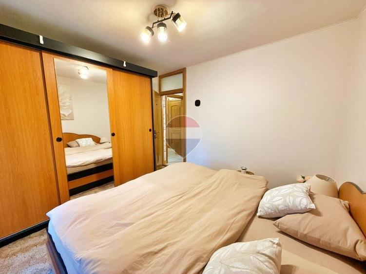 Apartament cu 3 camere decomandat, mobilat în Intim