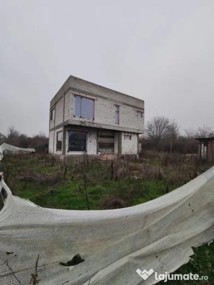 Casă cu 4 camere cu Teren 500 Mp în Cârcea