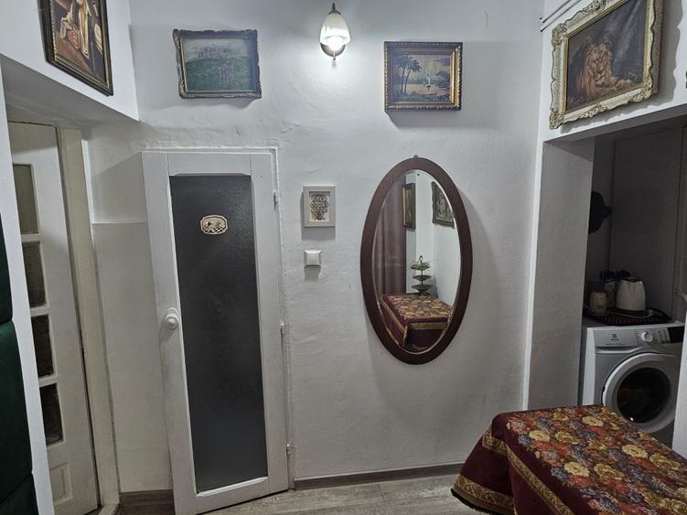 Casă individuală cu 6 camere cu Canalizare în Lipovei