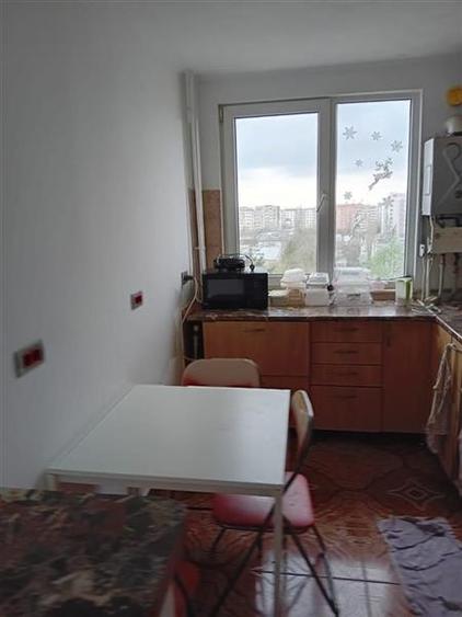Apartament cu 3 camere semidecomandat, mobilat în Titan