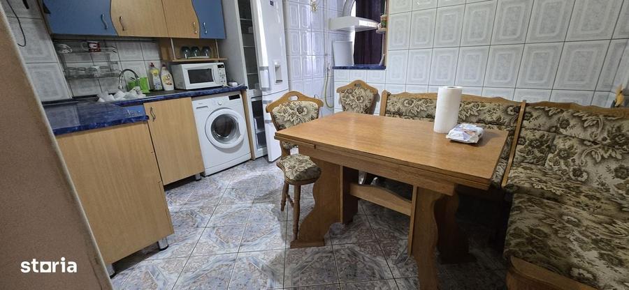 Apartament cu 3 camere decomandat în Micro 6