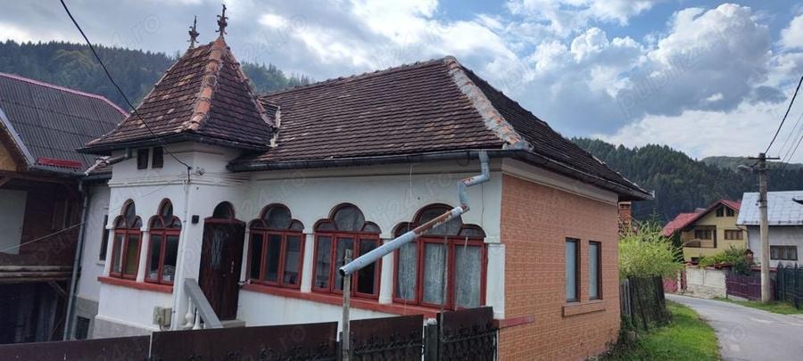 Casă cu 6 camere în Rucăr