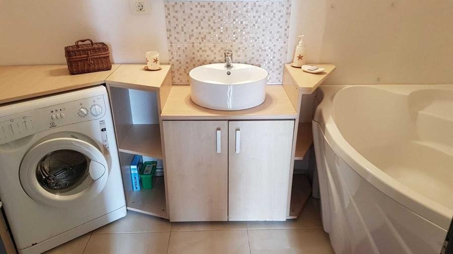Apartament cu 3 camere semidecomandat, mobilat în Central