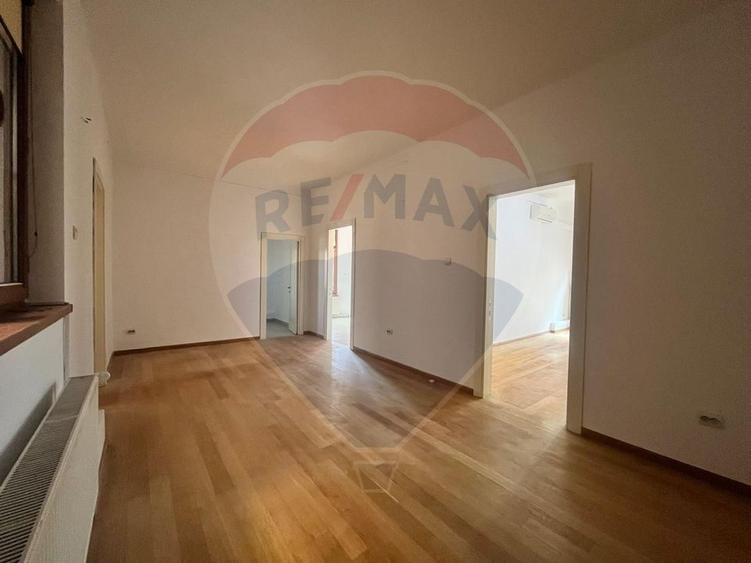 Apartament cu 6 camere circular în Periferie