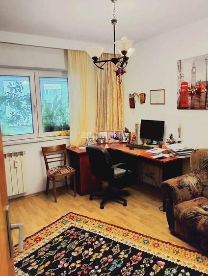 Apartament cu 4 camere semidecomandat în Victoriei
