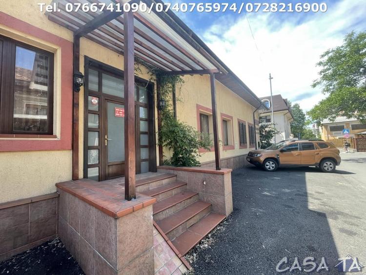 Casă individuală cu 8 camere cu Canalizare în Central