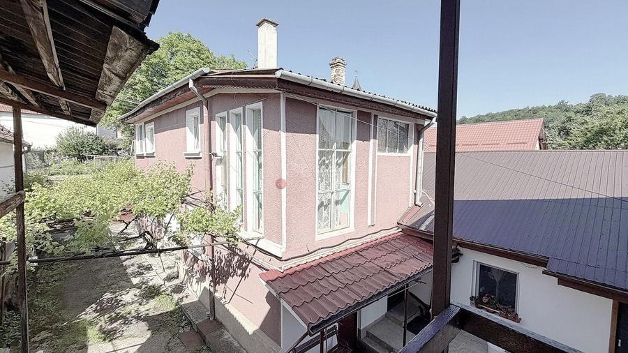 Casă individuală cu 9 camere cu Canalizare în Noua