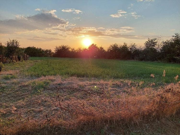 Teren de 4893 mp, în Valea Cânepii