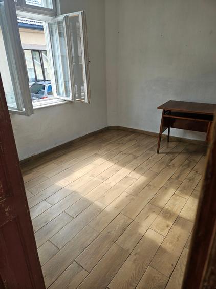 Casă individuală cu 5 camere cu Teren 180 Mp în Central
