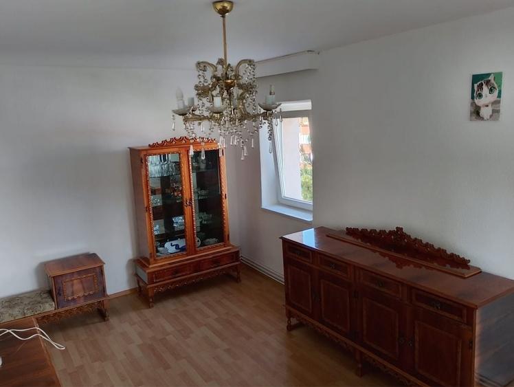 Apartament cu 3 camere decomandat în Exterior Vest