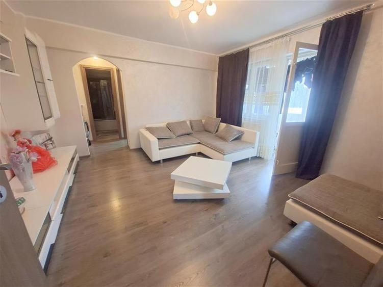 Apartament cu 3 camere semidecomandat, mobilat în Milcov