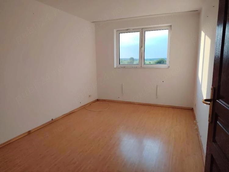 Casă cu 7 camere cu Teren 1600 Mp în Potigrafu