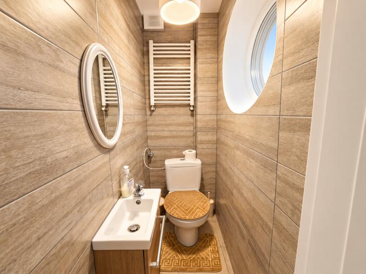 Apartament cu 4 camere semidecomandat în Universitate