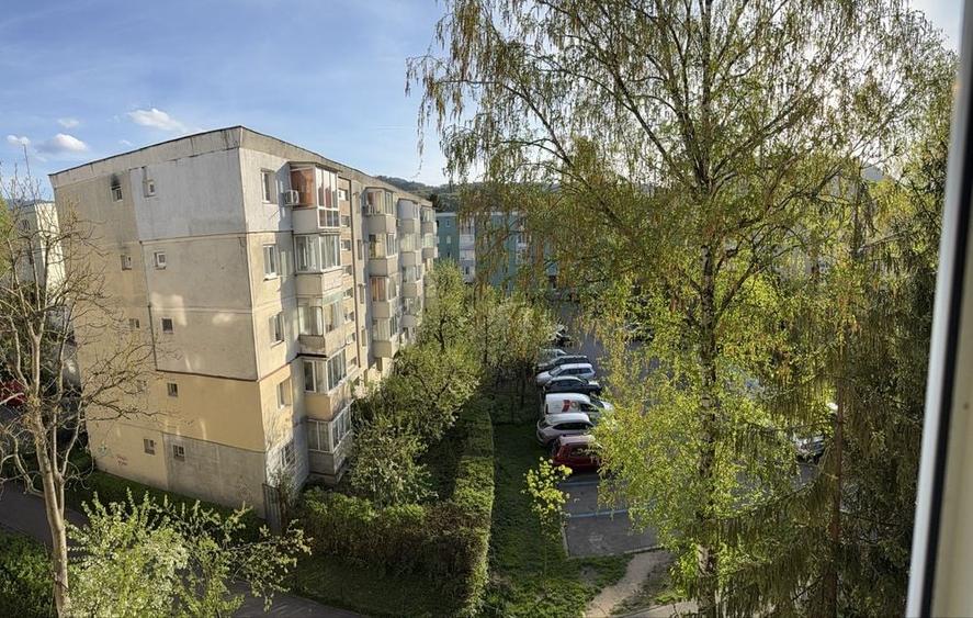 Apartament cu 3 camere semidecomandat în Drumul Carului