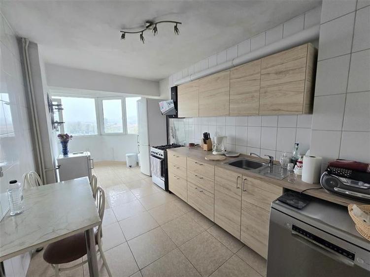 Apartament cu 3 camere decomandat în 1 Mai
