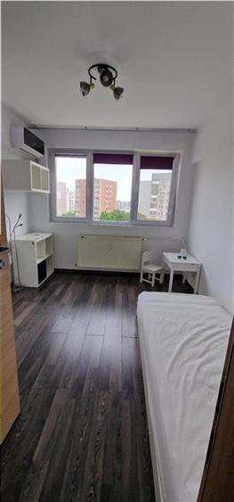 Apartament cu 3 camere semidecomandat, mobilat în Dristor